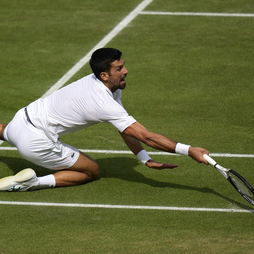 El serbio Novak Djokovic se cae al intentar un derechazo ante el español Carlos Alcaraz.