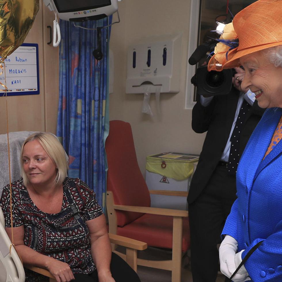 La reina Isabel II también tansmitió su apoyo al personal sanitario que trabaja incansablemente por salvar las vidas y por la pronta recuperación de al menos 12 menores de 16 años,. (Peter Byrne / AP Wire)