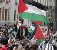 Manifestantes llevan banderas palestinas en una marcha de protesta contra los ataques israelíes contra los palestinos en la Franja de Gaza, en una marcha en Madrid el sábado, 15 de mayo del 2021.
