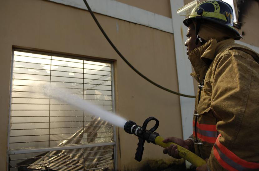 Los bomberos extinguieros las llamas en el fuego reportado en la planta de reciclaje de Hatillo. (Archivo / GFR Media)