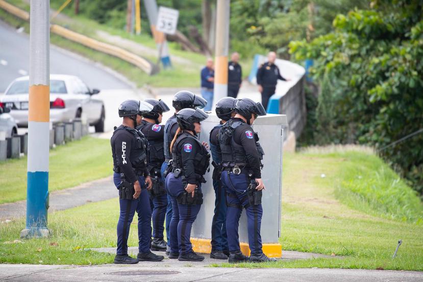 Agentes de la Policía en el área alrededor de la cooperativa Caribe Federal Credit Union de Guaynabo.