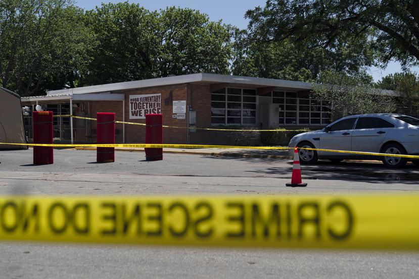 Una cinta de escena del crimen rodea la escuela primaria Robb Elementary en Uvalde, Texas, el miércoles 25 de mayo de 2022.