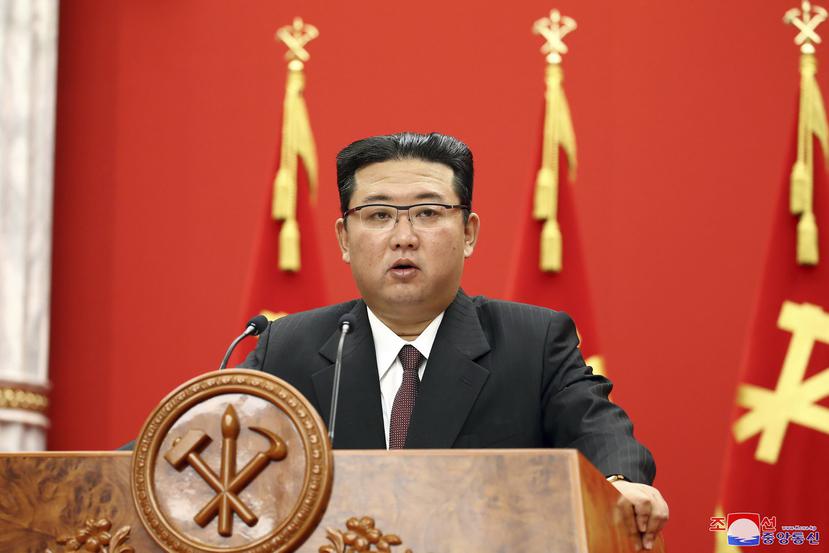 Kim Jong Un, líder de Corea del Norte, pronuncia un discurso con motivo del 76mo aniversario del Partido de los Trabajadores, en Pyongyang.