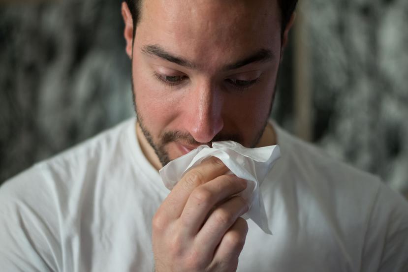 Las gotas de saliva viajan en el aire cuando alguien estornuda, tose o habla.