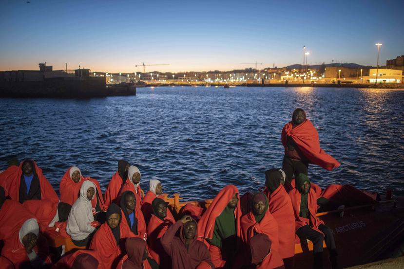 En esta fotografía tomada el viernes se muestra a unos migrantes a bordo de un barco del Servicio de Rescate Marítimo de España, en el puerto español de Tarifa. (AP)