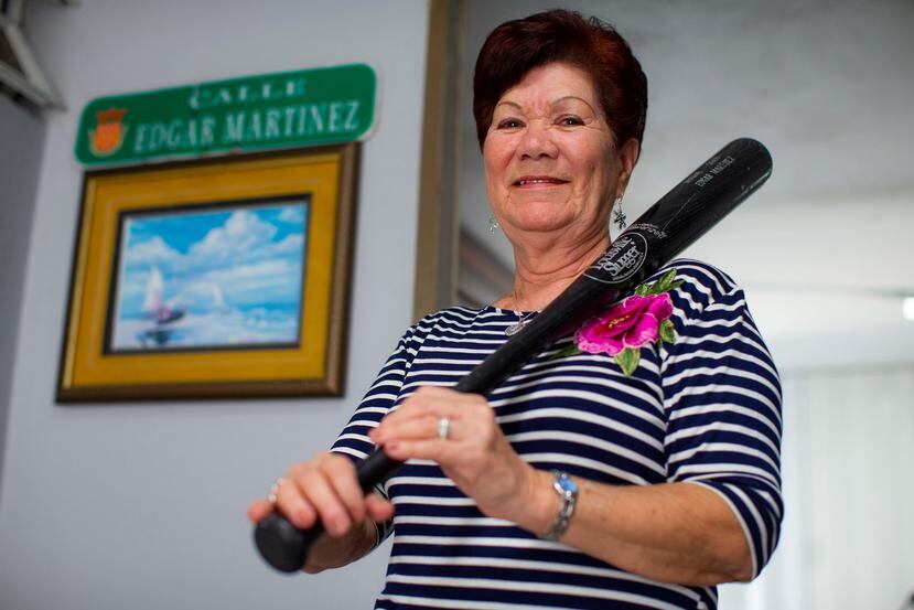 María Cristina Salgado aún guarda el bate que le regaló su hijo Edgar Martínez, después de conectar un jonrón decisivo en la serie de playoffs de los Marineros ante los Yankees de Nueva York en 1995.