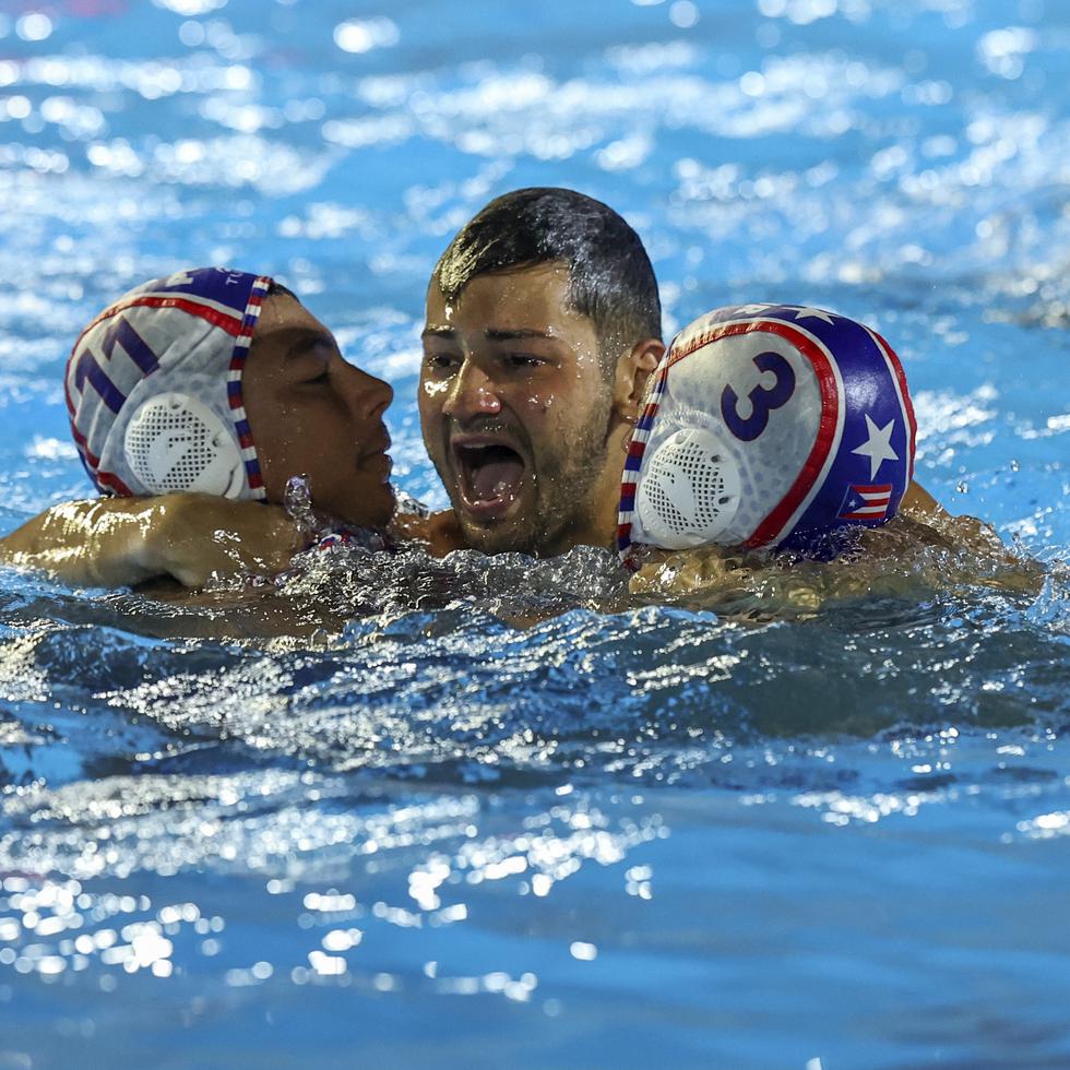 Integrantes del combinado boricua festejan la histórica victoria ante Cuba en la final.