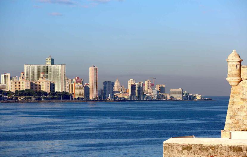 Vista de La Habana, donde se prepara una fiesta popular para celebrar los 500 años de su fundación. A la izquierda, un grupo de cubanos 
se divierte en el Malecón. (Shutterstock)