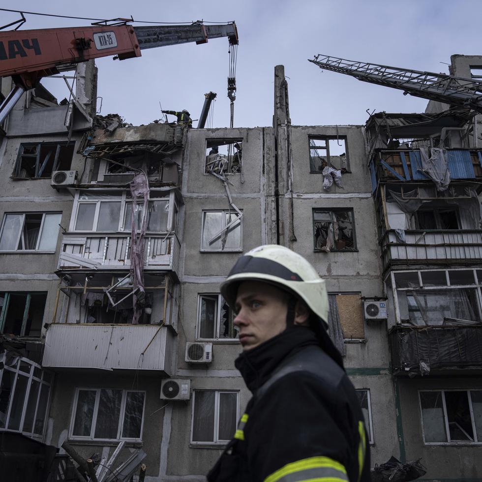 Los equipos de rescate limpian los escombros del edificio residencial que fue destruido por un cohete ruso en Pokrovsk, Ucrania.