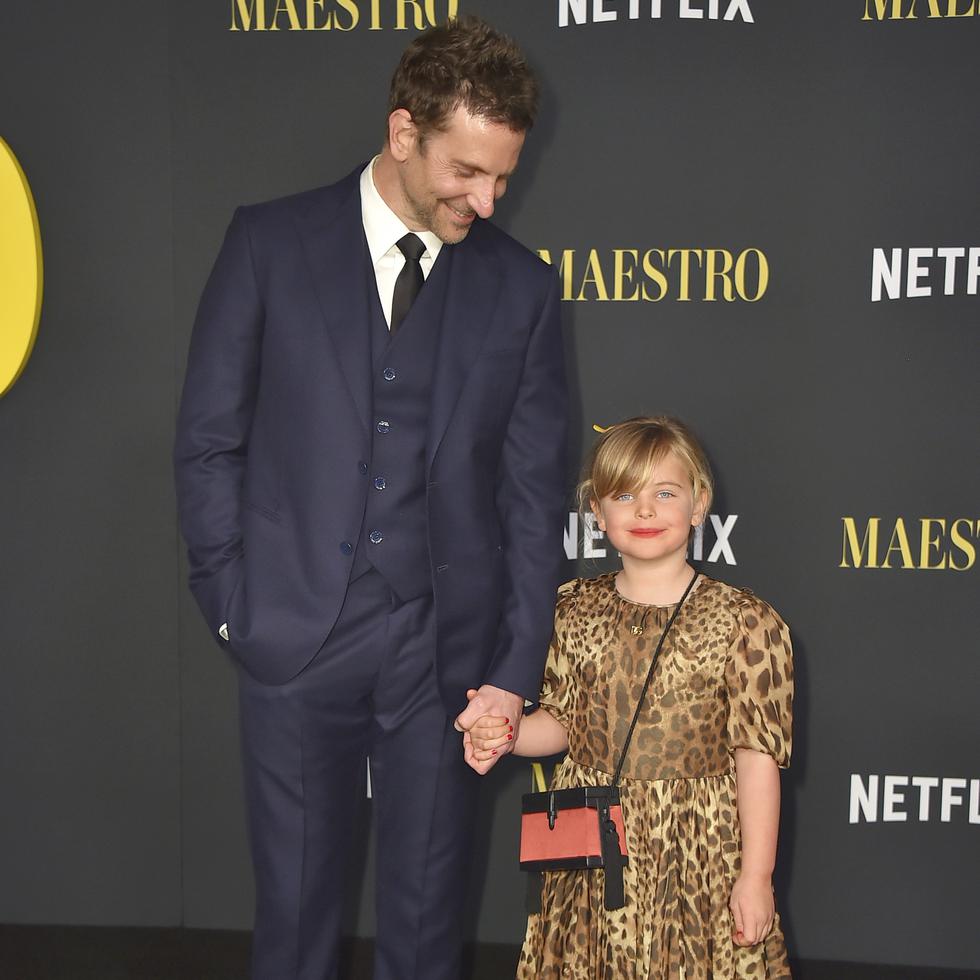 Bradley Cooper caminó muy orgulloso en la alfombra roja de la película "Maestro", esta vez, su acompañante no fue su pareja, sino Lea De Seine Shayk, la hija que tuvo con su expareja Irina Shayk.