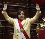 La abogada Dina Boluarte se convierte en la presidenta de Perú.