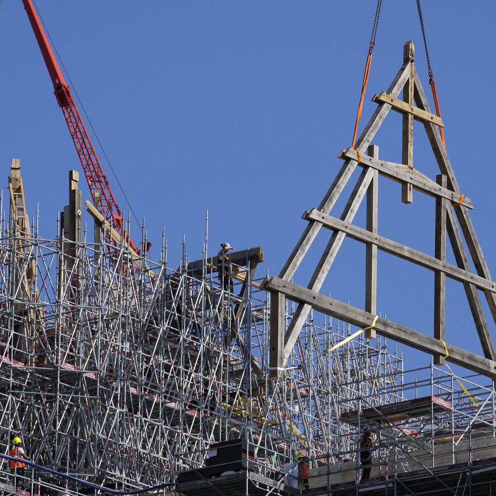 Una grúa levanta un enorme marco de roble en la catedral de Notre Dame de París, el martes 11 de julio de 2023 en París. Los paneles se volverán a montar en la parte superior de Notre Dame para reemplazar el techo que las llamas convirtieron en cenizas en 2019.