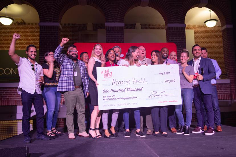 Empleados de Abartys Health, empresa que ganó  la competencia de “startups” Rise of the Rest, reciben el premio de $100,000. (Suministrada)