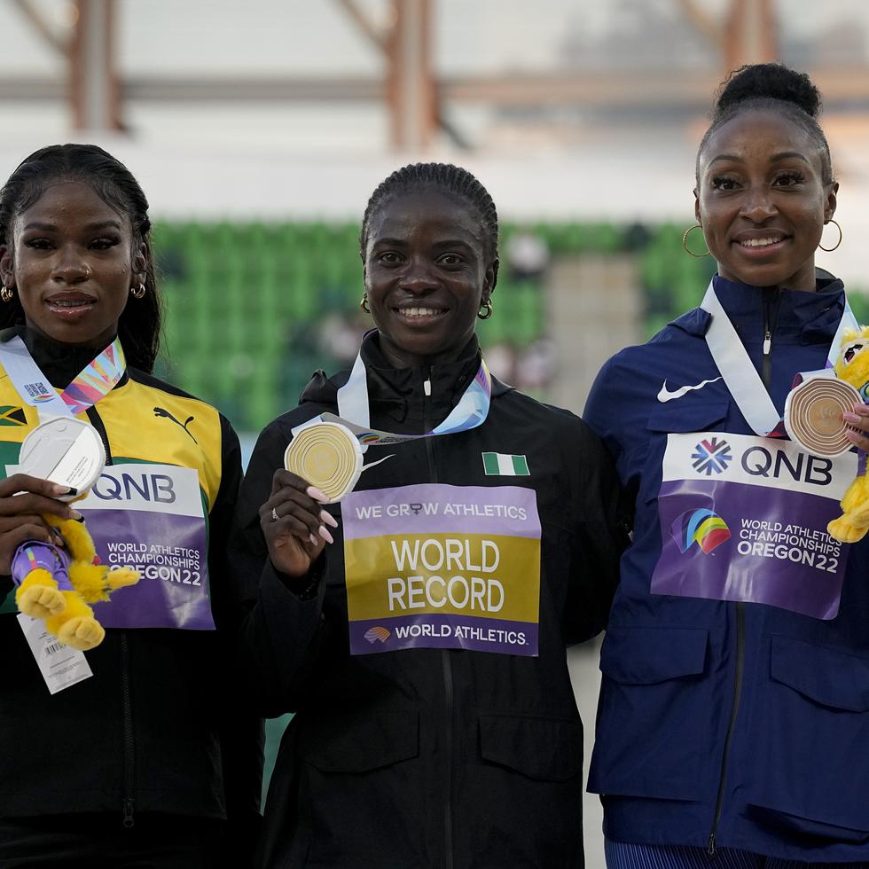 Jasmine Camacho-Quinn (derecha) ganó bronce en el pasado Mundial en Oregón, Estados Unidos. La acompañan en esta foto las medallista de oro Tobi Amusan (centro) y la de plata Britany Anderson (izquierda).