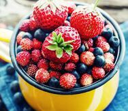 Las fresas, frambuesas, arándanos, moras y cerezas componen la familia de frutos rojos.