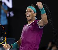Rafael Nadal celebra al ganar un punto ante el ruso Daniil Medvedev en la final del Abierto de Australia.