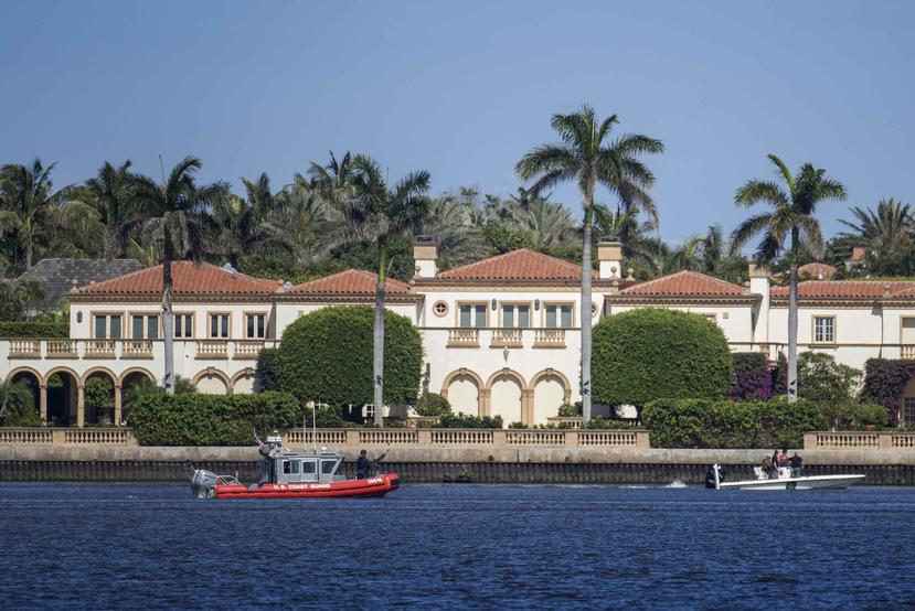 Dos botes de la Guardia Costera están estacionados  a las afuera del resort Mar-a-Lago, en Palm Beach, Florida. (EFE)