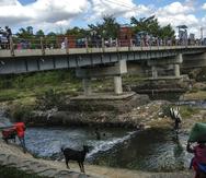 Gente se baña en el río Massacre en la frontera entre República Dominicana y Haití en Ouanaminthe.