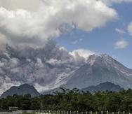 El volcán Merapi libera materiales volcánicos durante una erupción en Sleman, Indonesia, el sábado 11 de marzo de 2023.