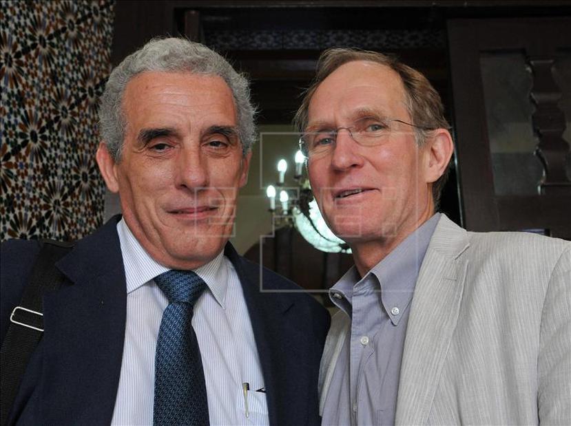 El Director Ejecutivo de la Academia de Ciencias de Cuba, Sergio Jorge Pastrana (izquierda), posa junto al premio Nobel de Química 2003, Peter Agre.