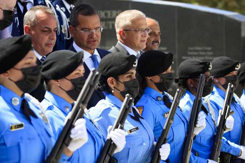 El comisionado de la Policía, Antonio López Figuera; el gobernador Pedro Pierluisi y el secretario de Seguridad Pública, Alexis Torres, durante una actividad en honor a los uniformados.