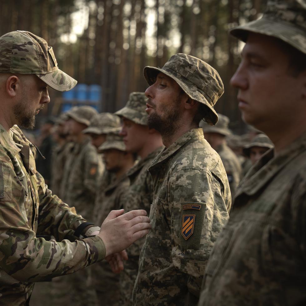 Ucrania redujo el miércoles la edad de reclutamiento de los 27 a los 25 años, en un intento de cubrir la falta de tropas para combatir a Rusia.