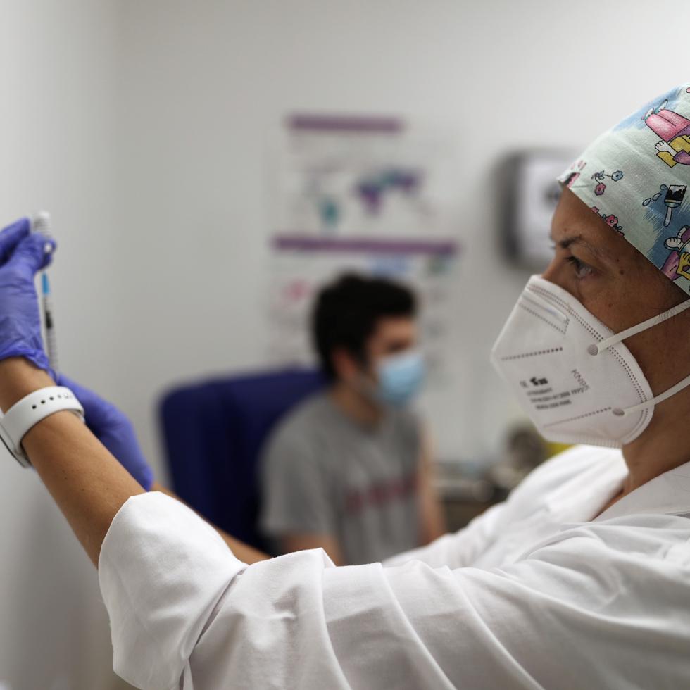 Un estudiante se vacuna en un centro de vacunación de Madrid este miércoles. EFE/Rodrigo Jiménez
