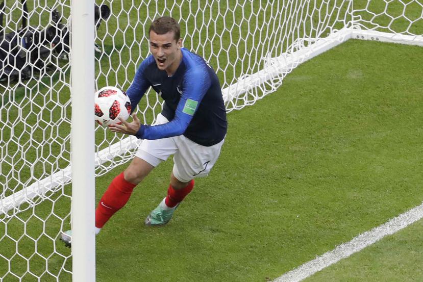 Antoine Griezmann, de la selección de Francia, festeja después de que su compañero Benjamin Pavard anotó ante Argentina en un encuentro de octavos de final de la Copa del Mundo. (AP)