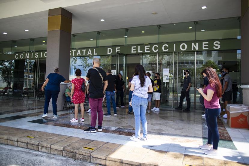 Varias personas hacen fila en sede de la Comisión Estatal de Elecciones, en Hato Rey, durante el último día para sacar la tarjeta electoral para los comicios del 2020.