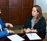 Carlos Ruiz, director ejecutivo de la Corporación de las Artes Musicales y Carla Campos, directora ejecutiva de la Compañía de Turismo de Puerto Rico discuten los detalles de la alianza interagencial para la celebración este año del Festival Casals. (sumi