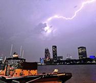 Un relámpago durante una tormenta en Londres, el sábado 26 de mayo de 2018.  (AP)