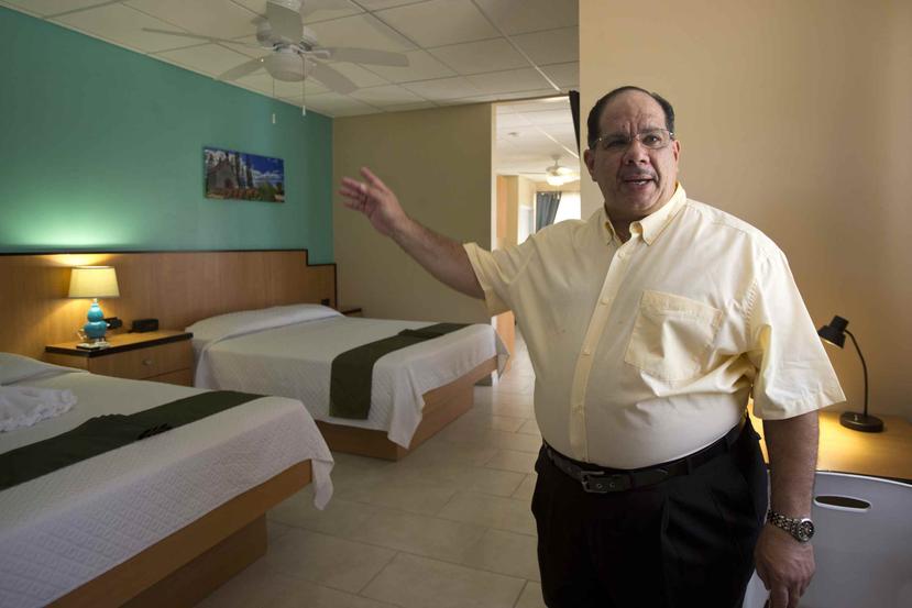 El presidente de la Asociación de Dueños de Paradores, Tomás Ramírez, muestra una de las habitaciones del Parador Combate Beach Resort.