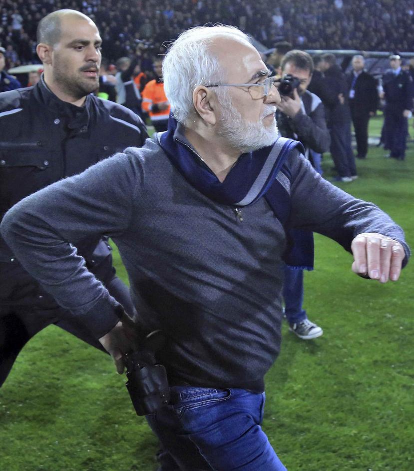 Ivan Savvidis, dueño del equipo club PAOK, entró con el arma en su cintura.