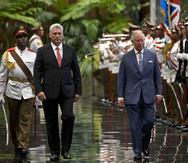 El presidente cubano Miguel Díaz-Canel Bermúdez (izq.) camina junto al príncipe Carlos. (AP / Ramón Espinosa)