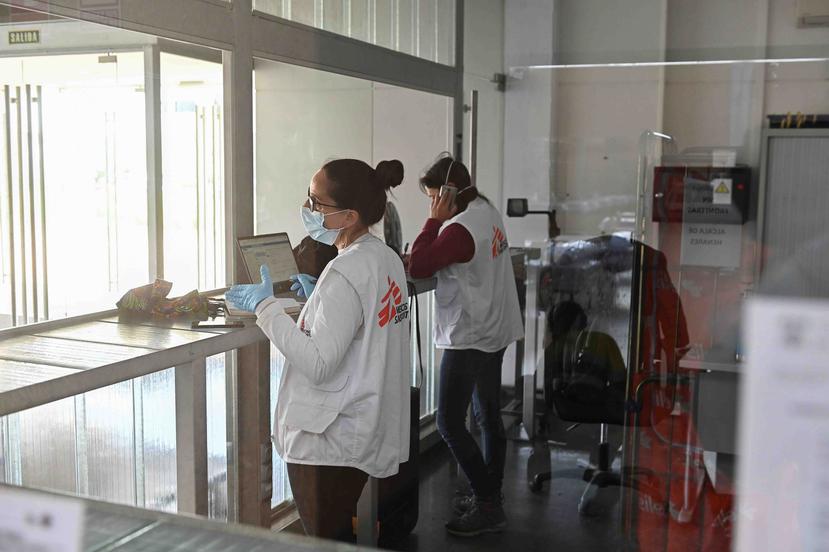 Dos cooperantes de Médicos Sin Fronteras participan en la instalación de un hospital en el pabellón deportivo de la Universidad de Alcalá de Henares.