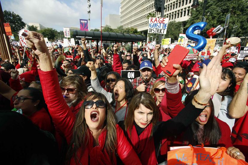 Maestros protestan pidiendo mejoras salariales al Distrito Escolar Unificado de Los Ángeles, en el quinto día de huelga de maestros, el viernes 18 de enero del 2019 afuera del ayuntamiento de Los Ángeles. (AP)