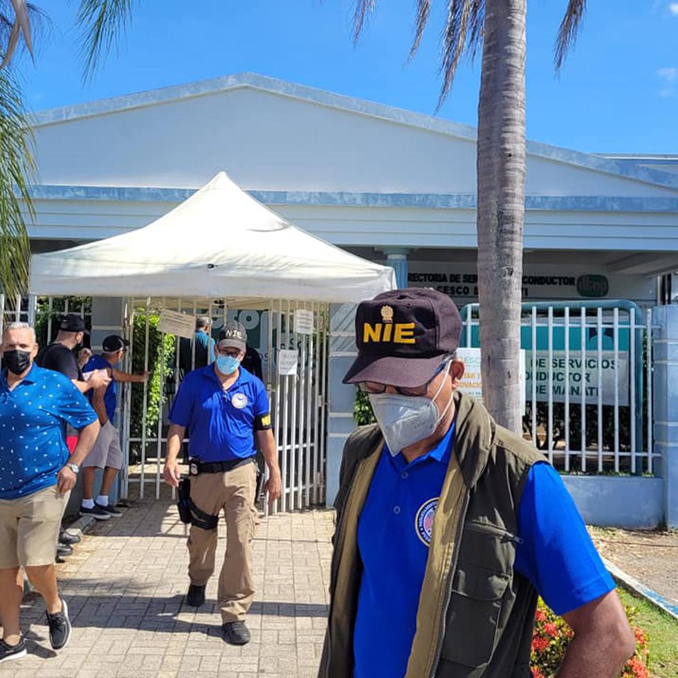 Agentes del NIE diligencian orden de allanamiento en el Cesco de Manatí durante la mañana del martes, 10 de mayo de 2022.