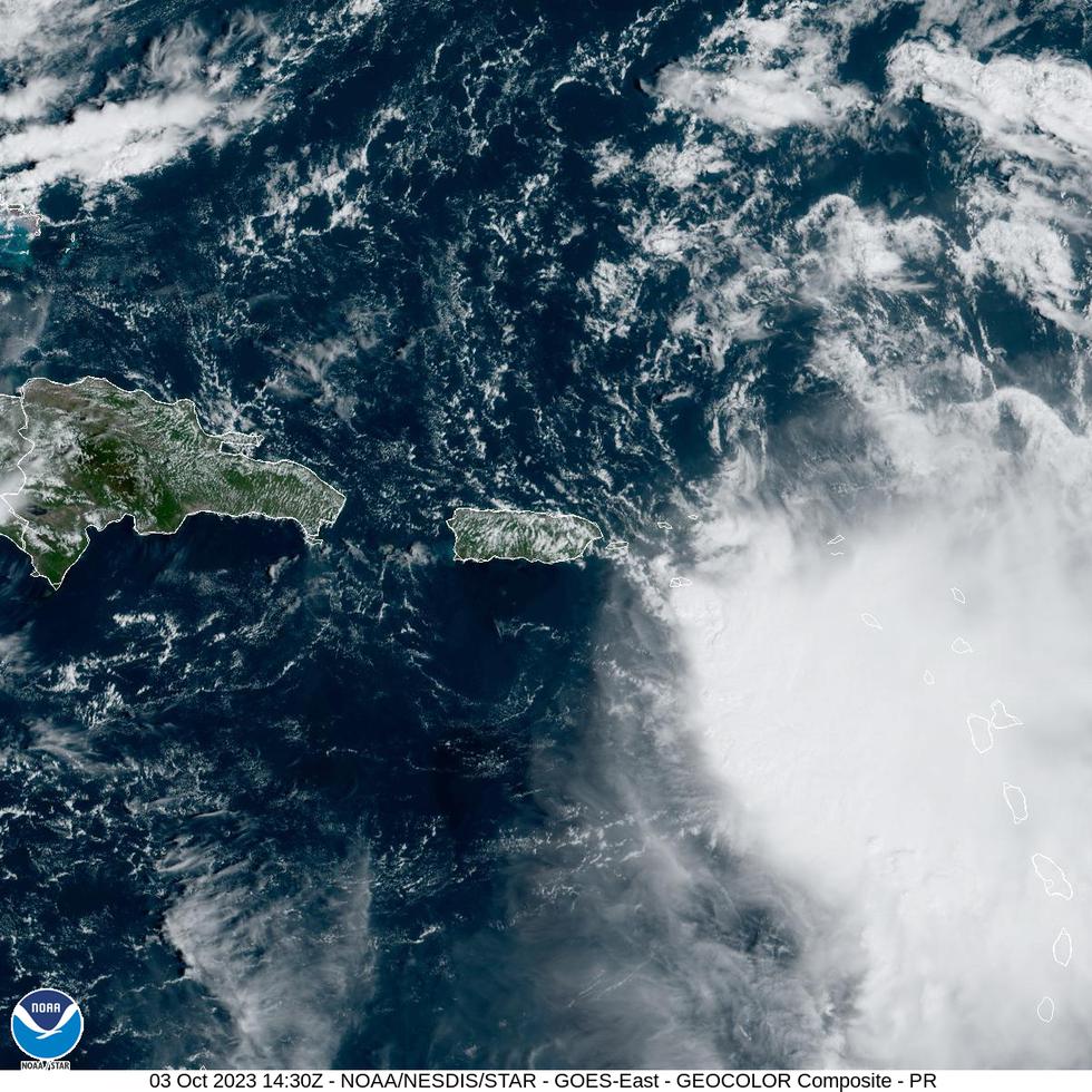 Imagen visible (GeoColor) del satélite GOES-East que muestra la nubosidad sobre y cercana a Puerto Rico, debido a la cercanía de la tormenta tropical Philippe a las 11:00 a.m. del 3 de octubre de 2023.