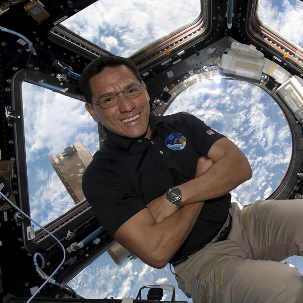 La imagen distribuida por NASA muestra al astronauta Frank Rubio flotando dentro de la cúpula, la "ventana al mundo" de la Estación Espacial Internacional.