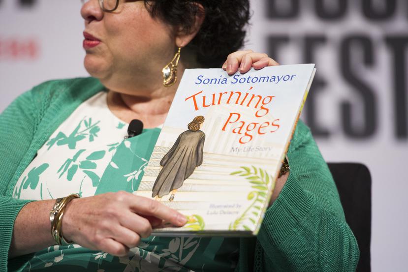 La jueza del Tribunal Supremo Sonia Sotomayor sostiene su libro infantil "Turning Pages: La historia de mi vida", mientras habla a una audiencia en el Festival Nacional del Libro de la Biblioteca del Congreso en Washington, el 1 de septiembre de 2018.
