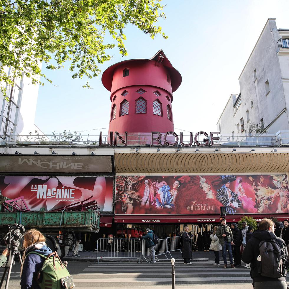 La fachada del establecimiento del Moulin Rouge tras la caída de sus aspas.