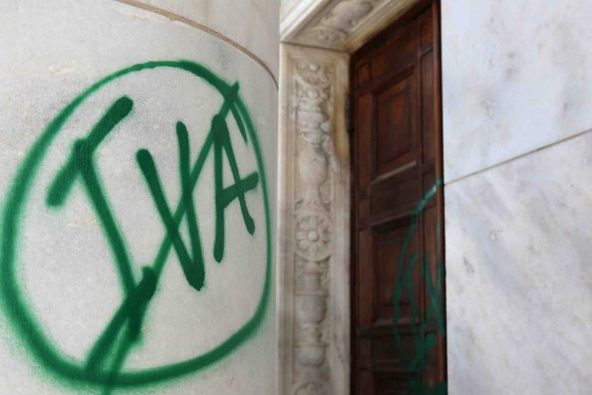 Las siglas “IVA”, tachadas y en colores verde y violeta, fueron pintadas con aerosol en el exterior del edificio histórico. (Suministrada)