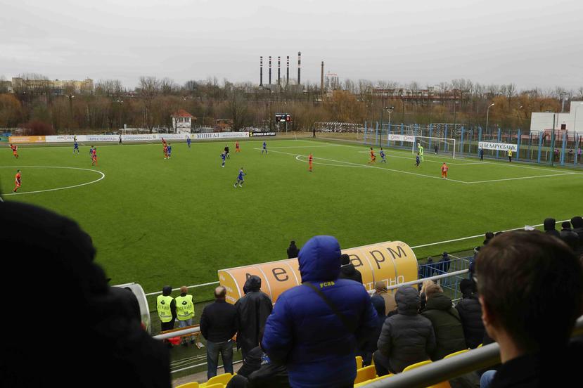 Imagen desde las gradas durante un partido en la liga de Bielorrusia, uno de los pocos países donde todavía se está jugando. La mayoría de los países europeos tuvieron que cancelar toda actividad futbolística. (AP / Sergei Grits)