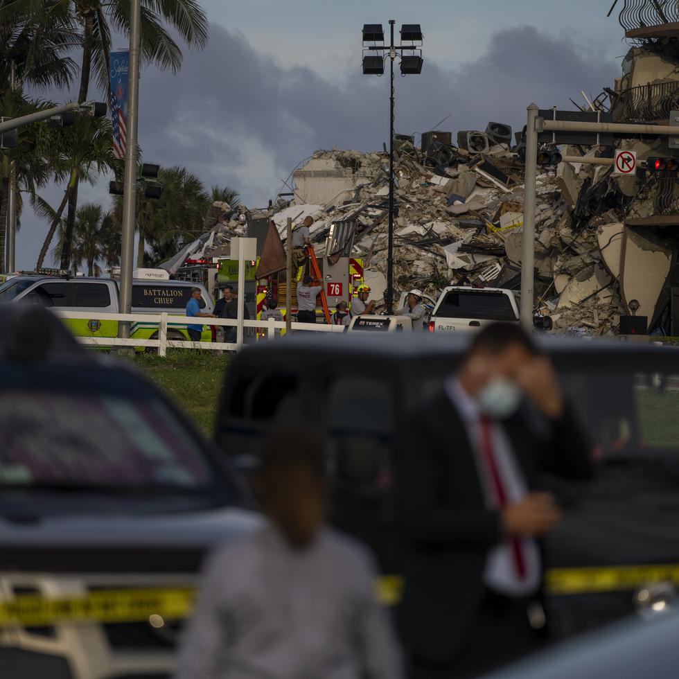 Imagen de los escombros que quedaron tras el colapso parcial de un condominio en Surfside, Miami.
