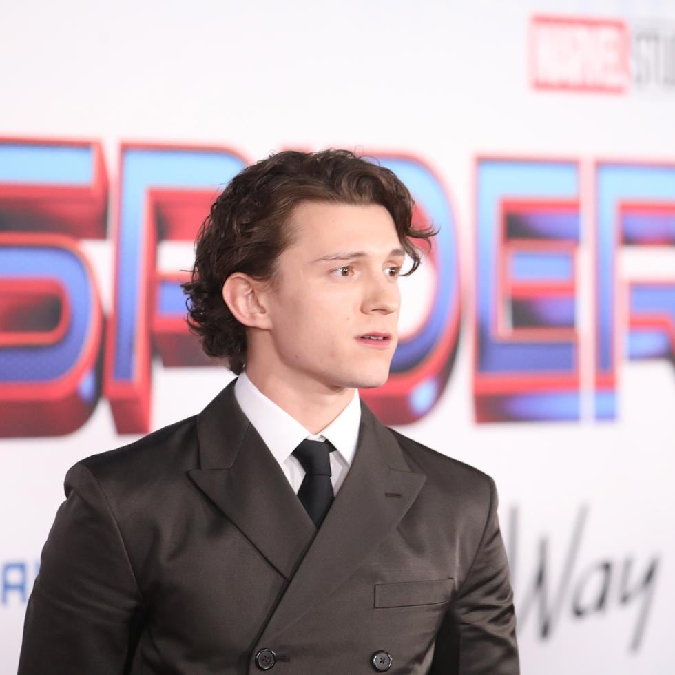 El actor inglés Tom Holland posa en la alfombra roja antes del estreno de Sony Pictures ''Spider-Man: No Way Home", en Los Ángeles en diciembre de 2021.