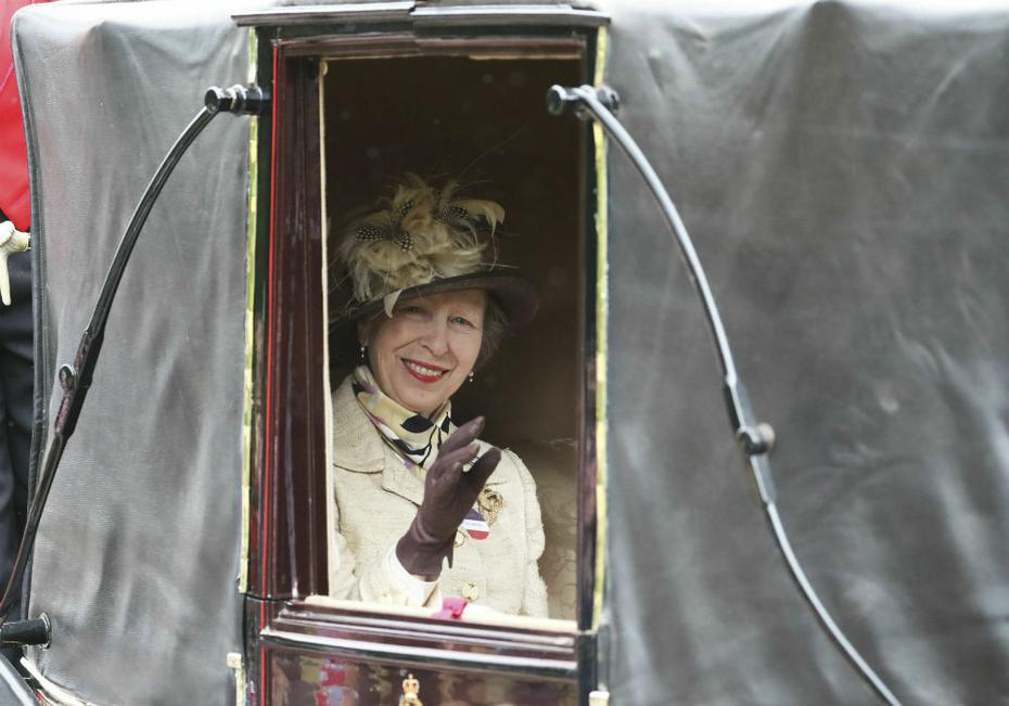 La princesa Anne, única hija de Elizabeth II y Phillip, saluda a los presentes. (AP)