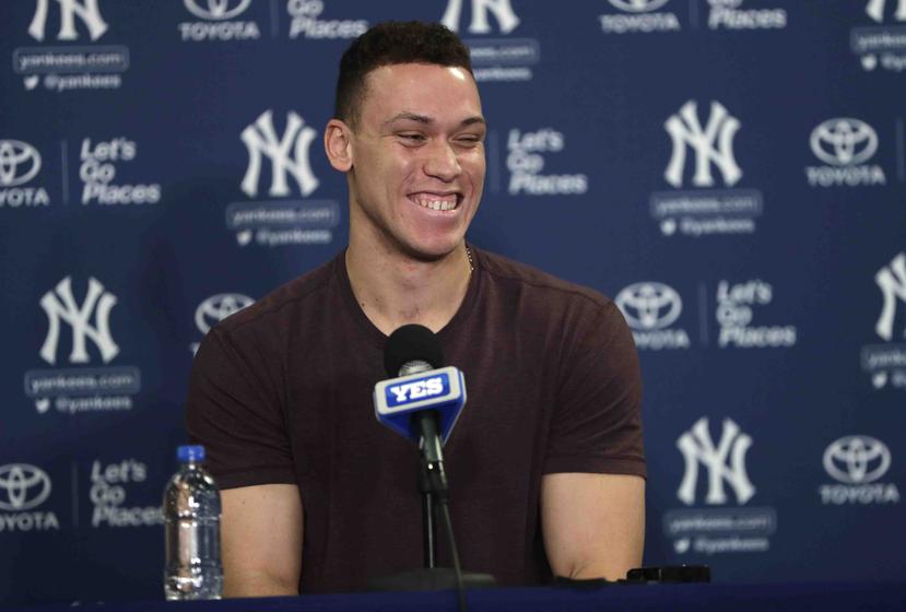 Aaron Judge contesta preguntas durante una conferencia de prensa después de su primera práctica del año con los Yankees. (AP)