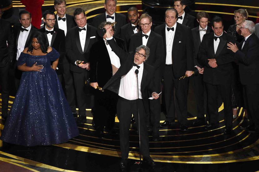 Peter Farrelly (al centro) celebra en grande junto al elenco de la película "Green Book" tras recibir la estatuilla de Mejor Película en los Premios Oscar. (AP / Chris Pizzello)