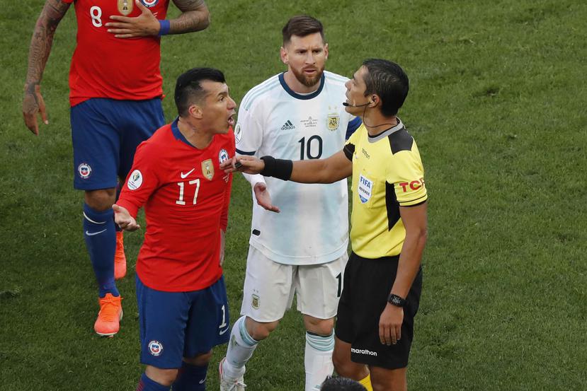 Gary Medel protesta junto a Lionel Messi luego de ambos recibir una tarjeta roja. (AP/Nelson Antoine)