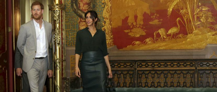 La duquesa seleccionó una camisa de la marca &Other Stories y falda Hugo Boss. (Foto: AP)